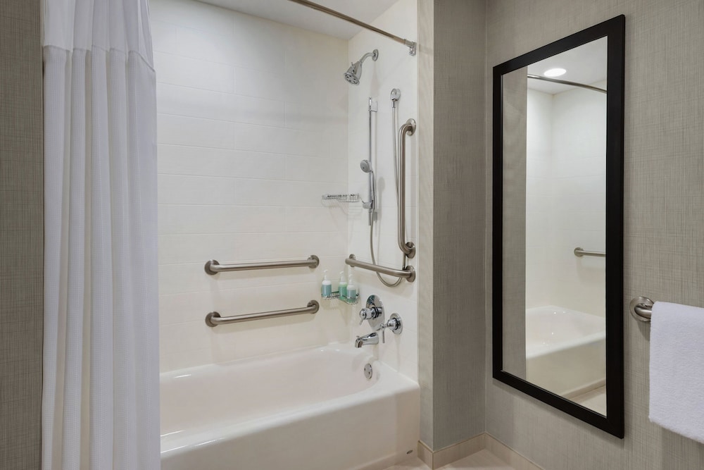 Studio, 1 King Bed with Sofa bed (Mobility/Hearing Accessible, Tub) - Photo 5