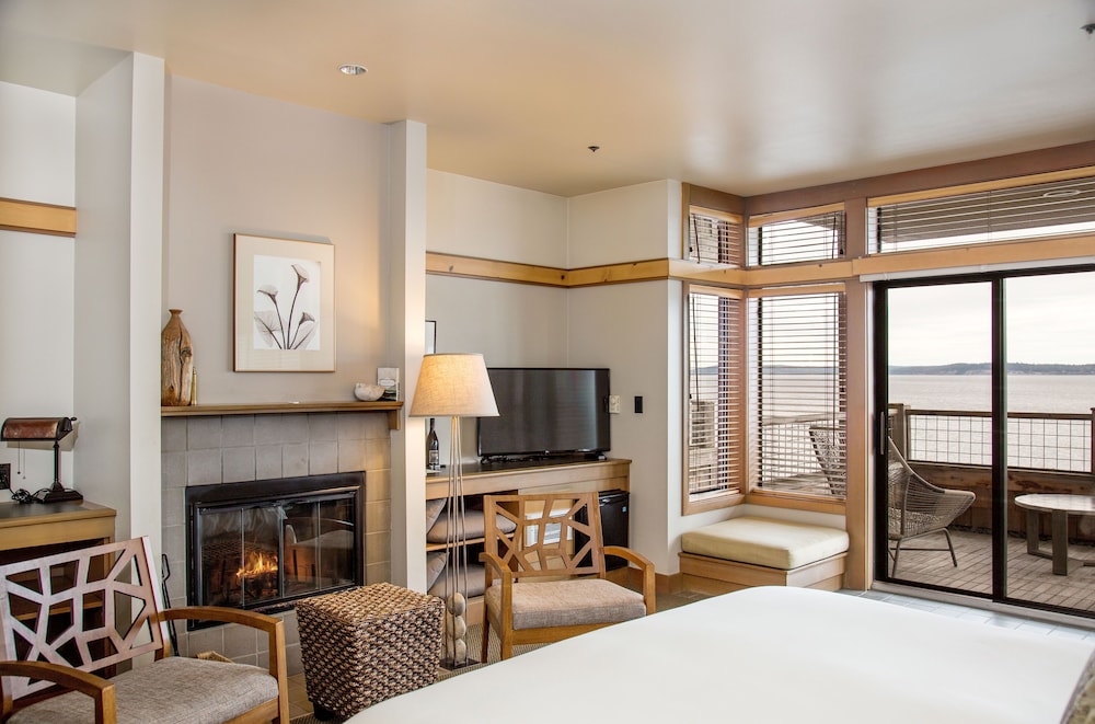 Waterfront King Room photo 3