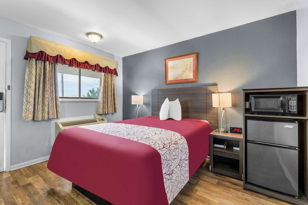 Room, 1 Queen Bed, Smoking photo 2
