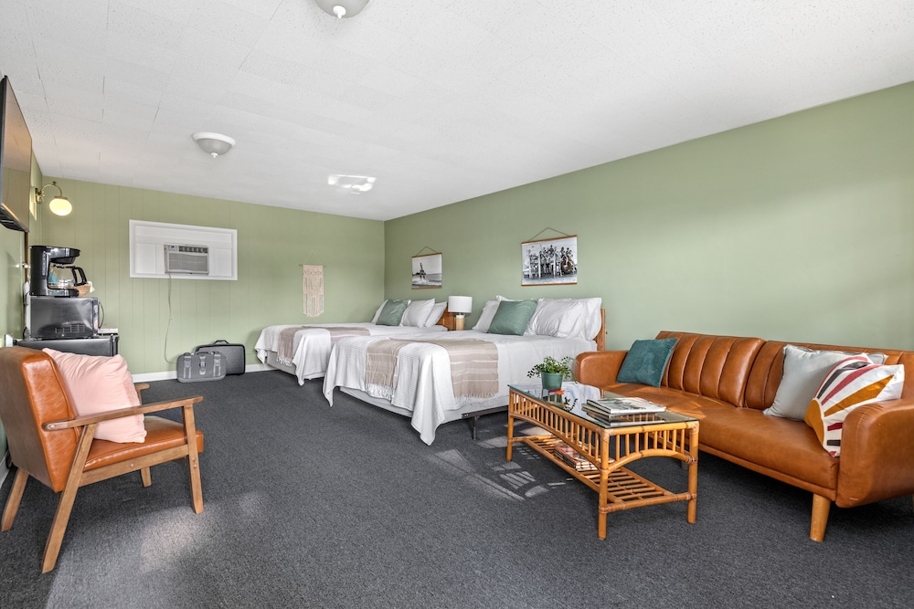 Family Studio Suite, 2 Queen Beds, Kitchenette photo 2