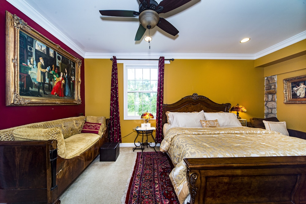 Luxury Suite, 1 King Bed, Jetted Tub, Garden View photo 2