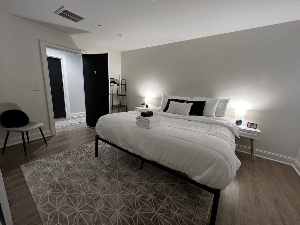 Room, 1 King Bed, Non Smoking (2) photo 1