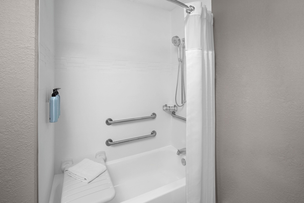 Suite, 1 Double Bed (Mobility/Hearing Accessible, Tub)
