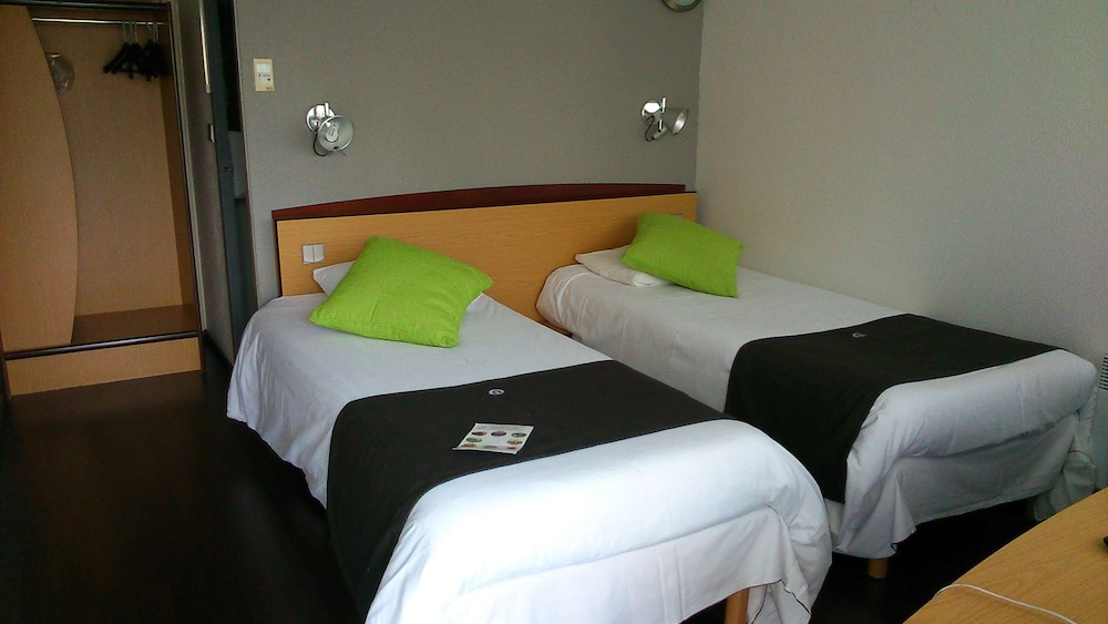 Standard Room, 2 Twin Beds - Photo 7