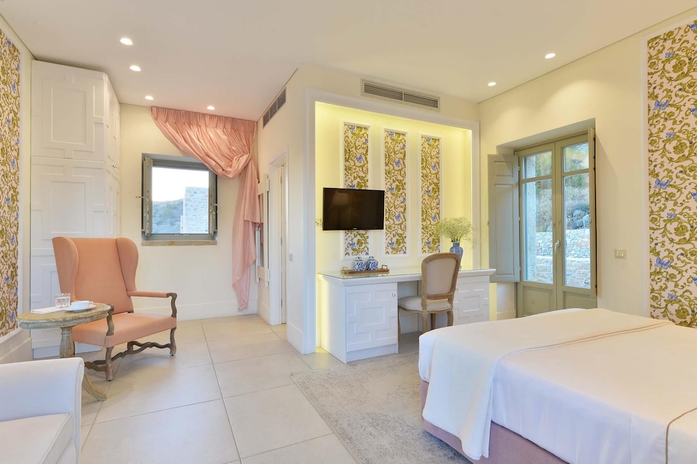 Deluxe Suite, Sea View - Photo 23