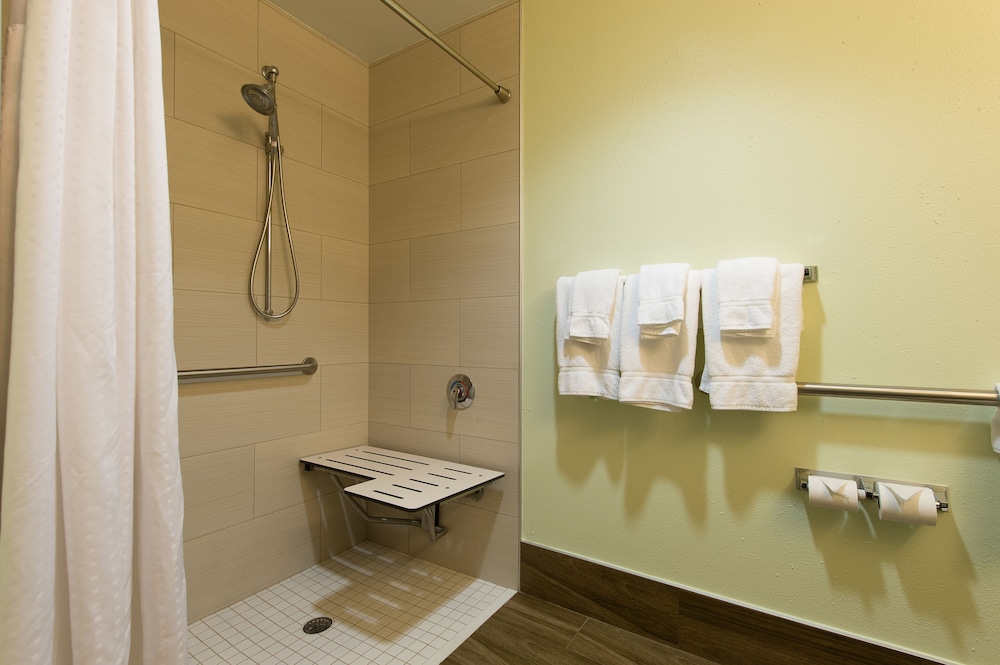 Suite, 1 King Bed, Accessible (Comm) - Photo 3
