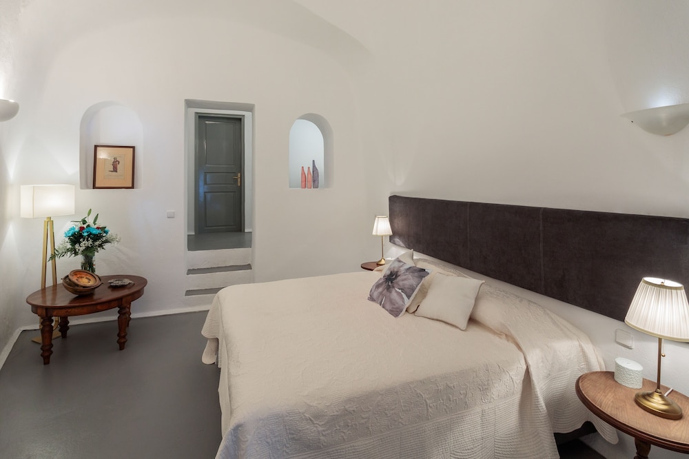 4-Bedroom Villa with Caldera View