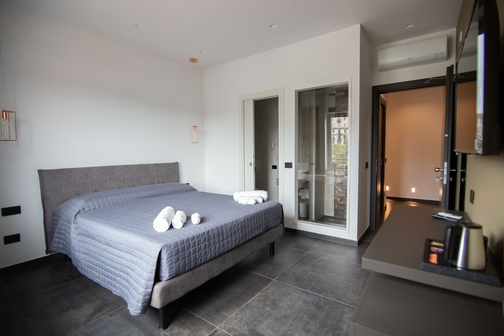 Deluxe Room, 1 Queen Bed, City View (2)