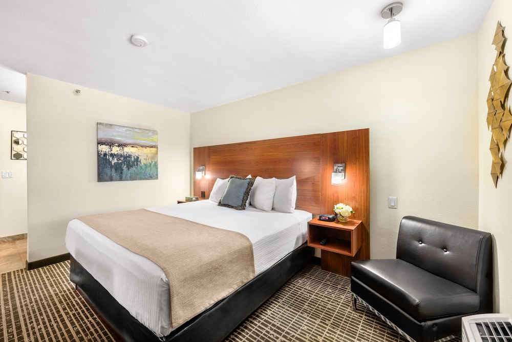 Deluxe Room, 1 King Bed photo 2