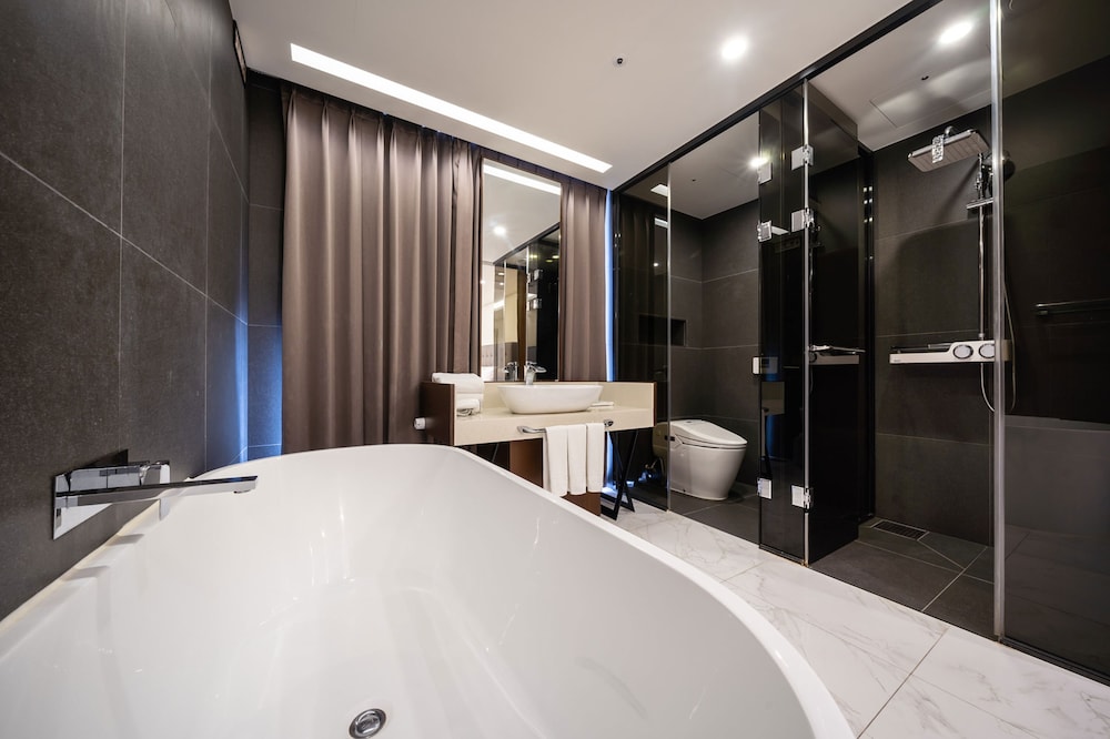 Deluxe Family Room City (Bath) photo 2