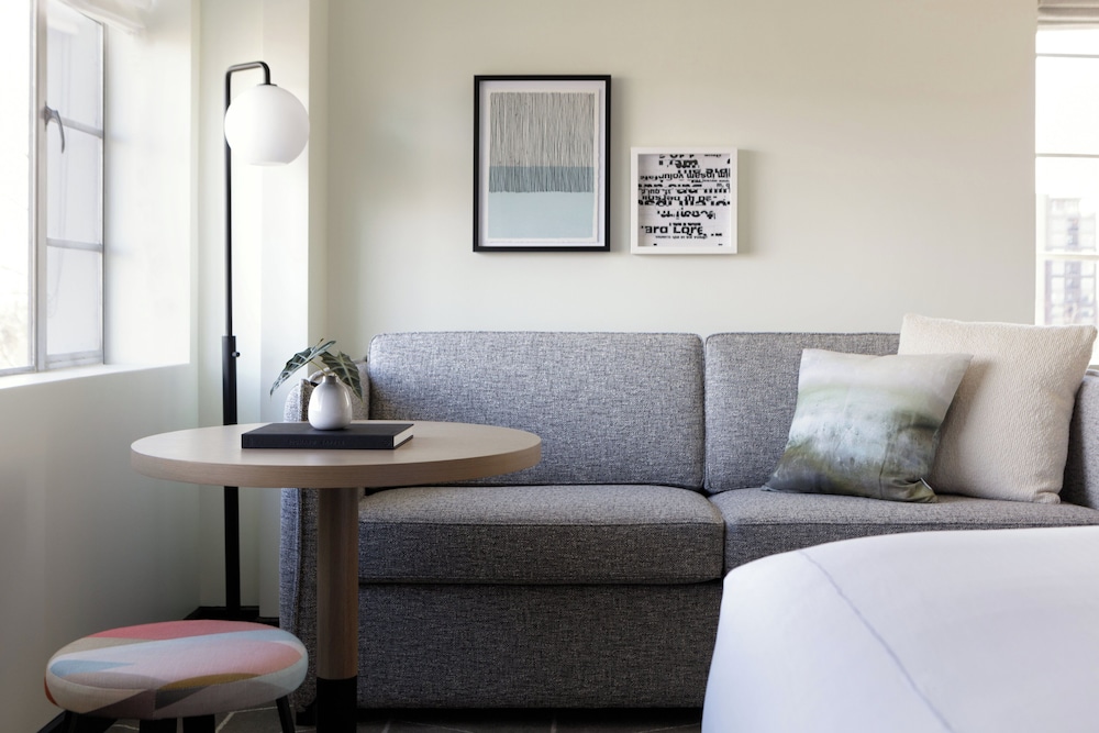 Premium Room, 1 King Bed, Accessible (Communications) - Photo 9