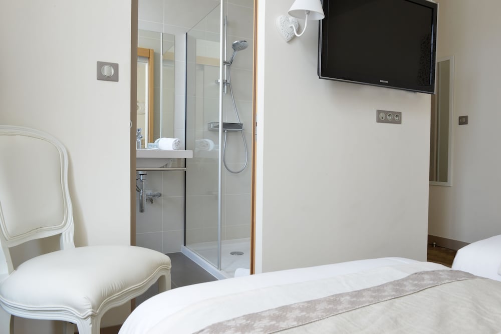 Deluxe Double Room, Pool Access photo 3
