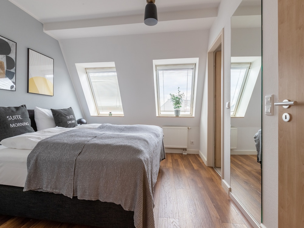 One-bedroom Duplex Suite L with balcony photo 2