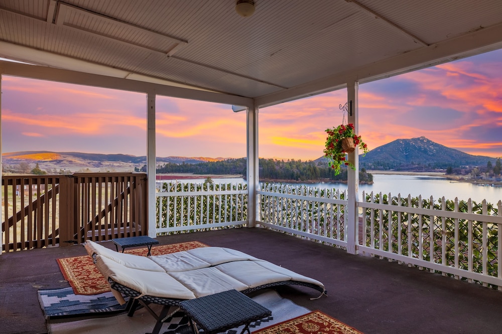 Grand Suite, 1 Queen Bed, Jetted Tub, Lake View