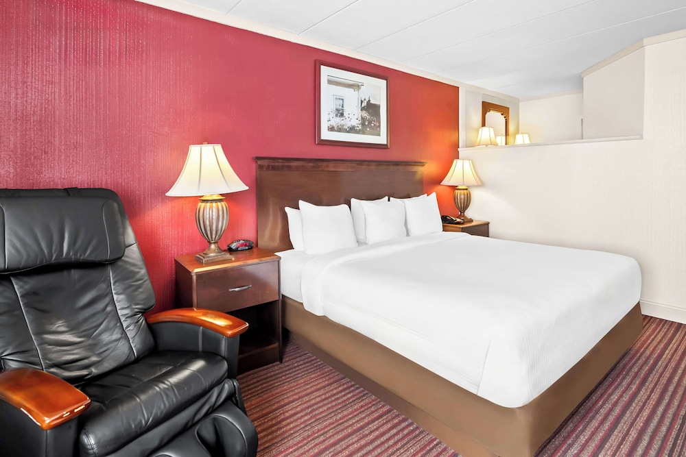 Standard Room, 1 King Bed, Non Smoking (Oversized Room) - Photo 2