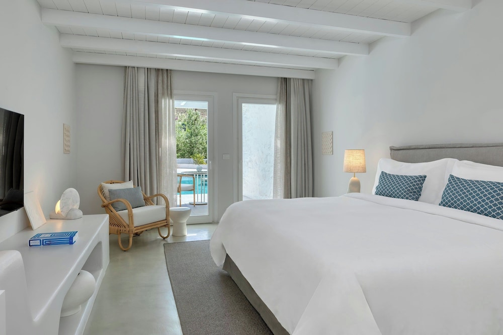 Grand Room, 1 King Bed, Poolside (View)