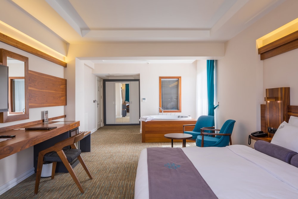 Royal Suite, Pool Access photo 2