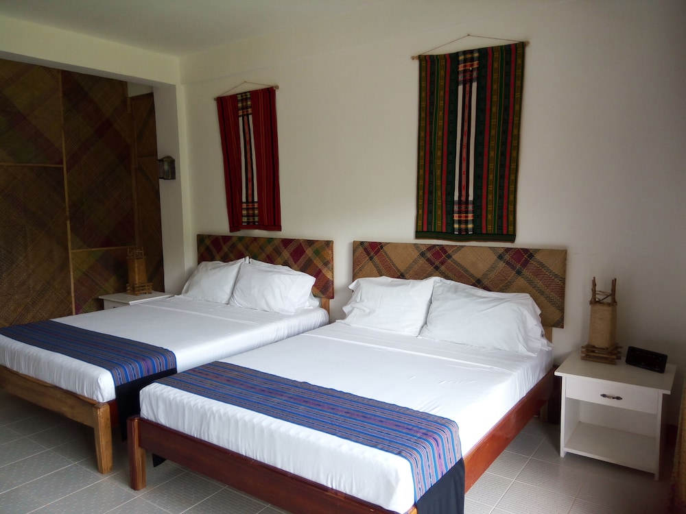 Deluxe Suite, 2 Queen Beds, Balcony, Partial Ocean View