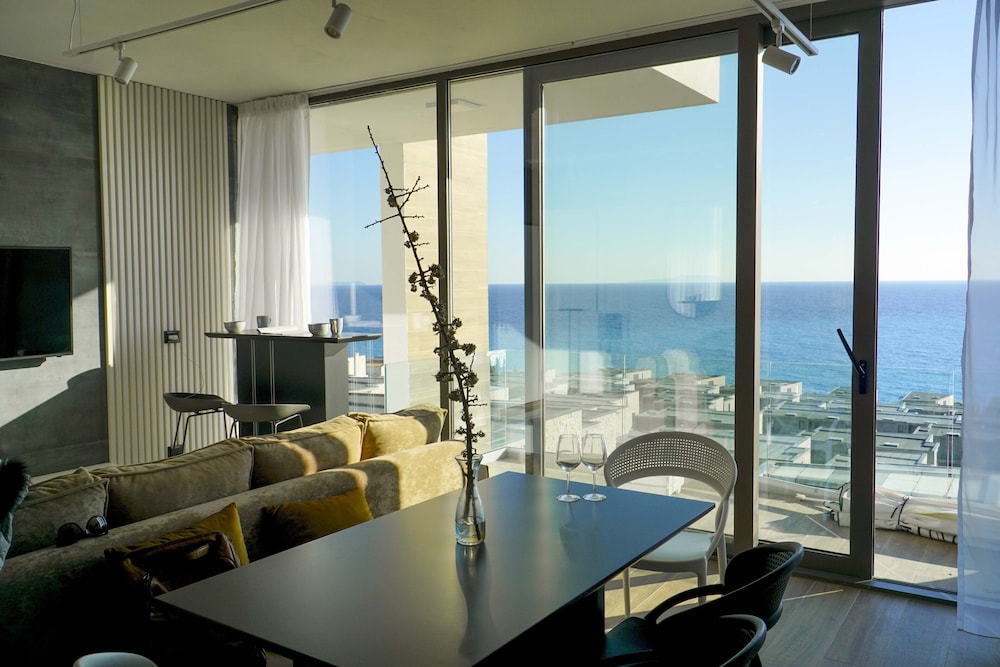 Apartment, 2 Bedrooms, Balcony, Mountain View photo 1