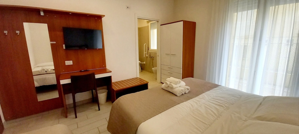 Classic Triple Room, Mobility Accessible photo 2