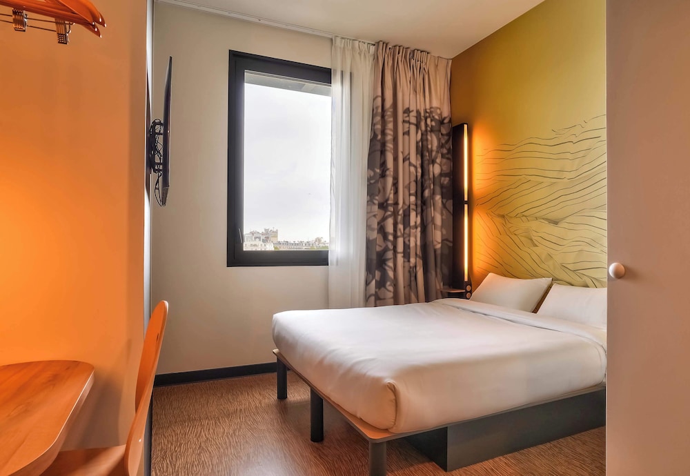 Basic Double Room, Non Smoking - Photo 3