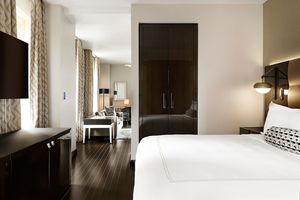 Suite, 1 King Bed with Sofa bed photo 2