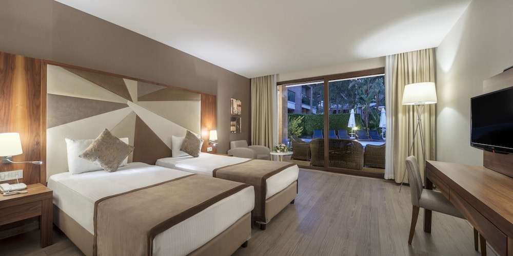 Lagoon Family Deluxe Suite Swim-up Sharing Pool photo 3