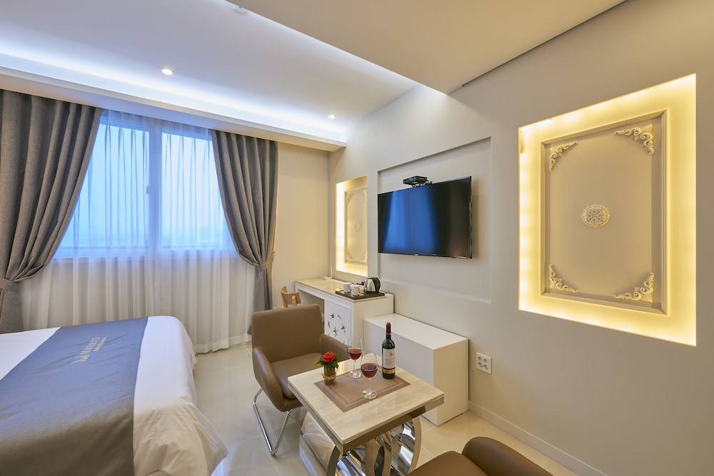 Deluxe Double Room (Styler, Massage Chair) photo 3