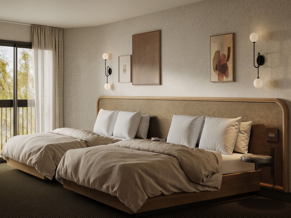 Superior Room, 2 Queen Beds, Mountain View