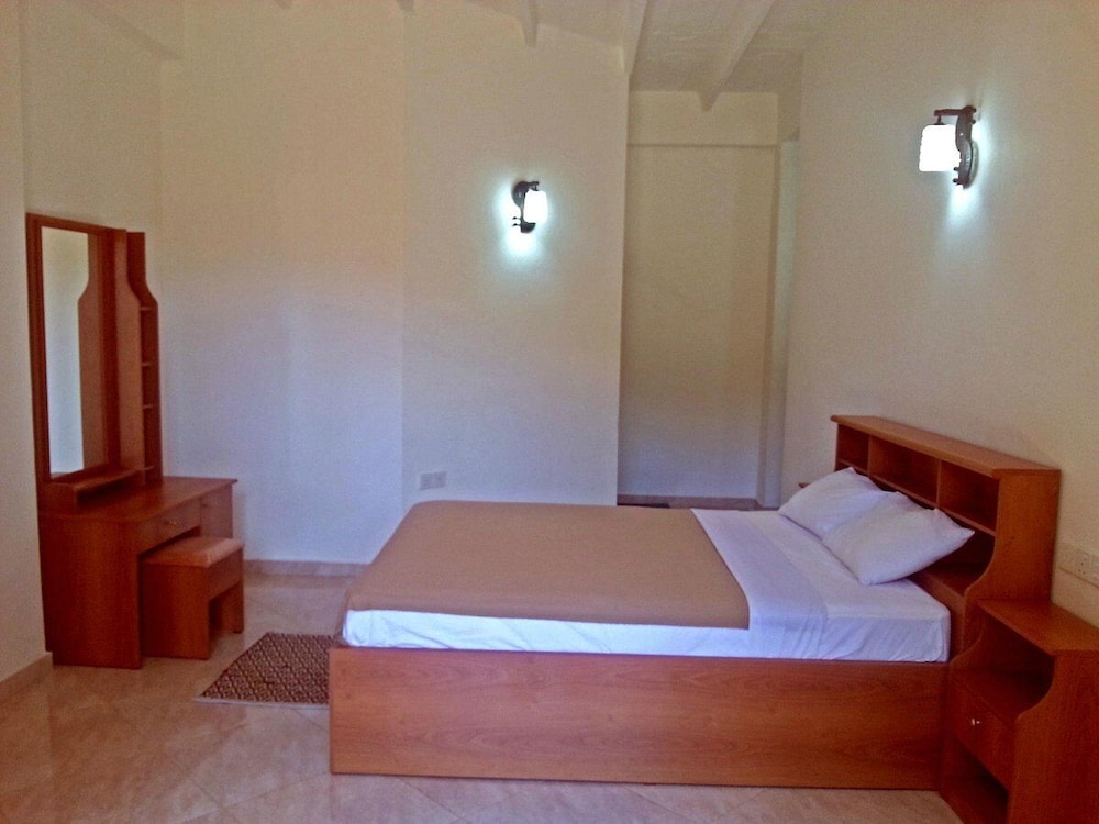 Economy Double Room, 1 Queen Bed, Mountain View, Courtyard Area photo 1