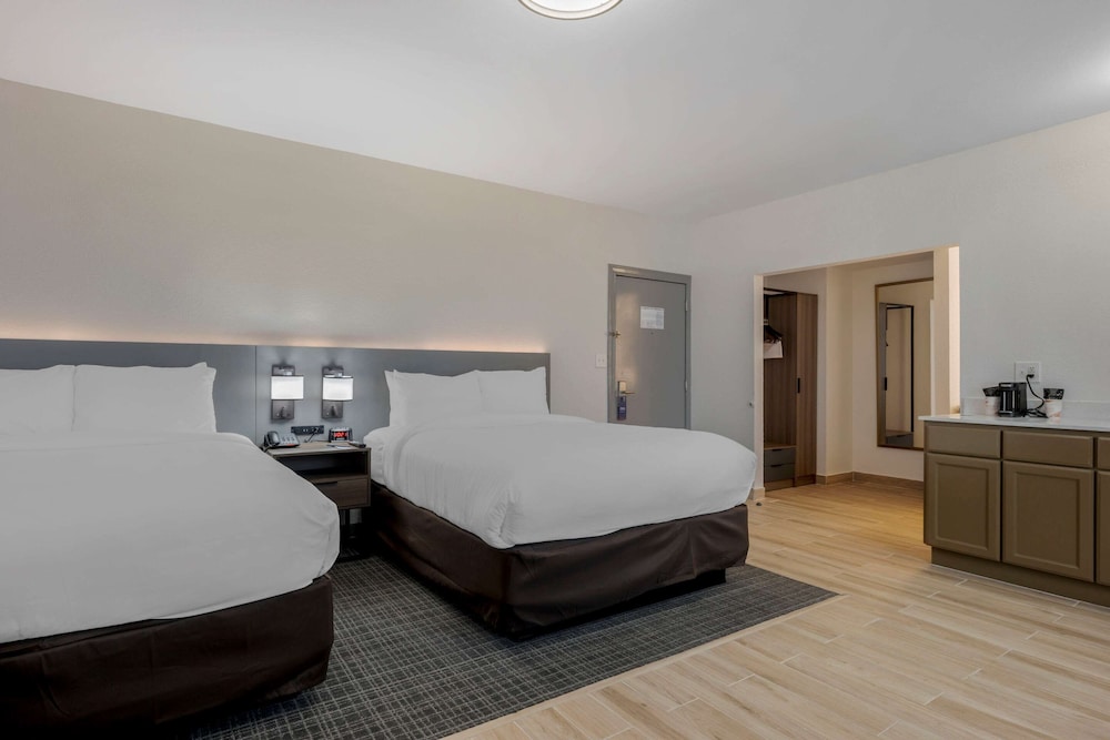 Suite, Multiple Beds, Non Smoking - Photo 5