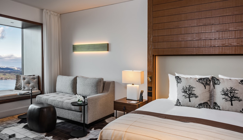 Contemporary Lake view Bay Suite with Spa Access photo 3