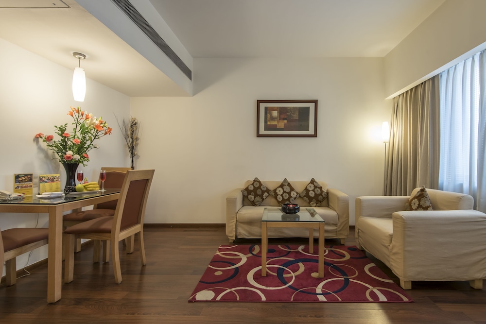 Suite - Photo 5