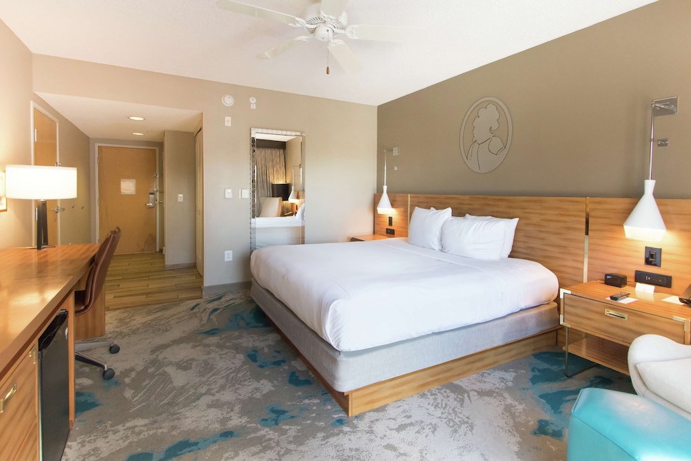 Room, Balcony, Pool View - Photo 2