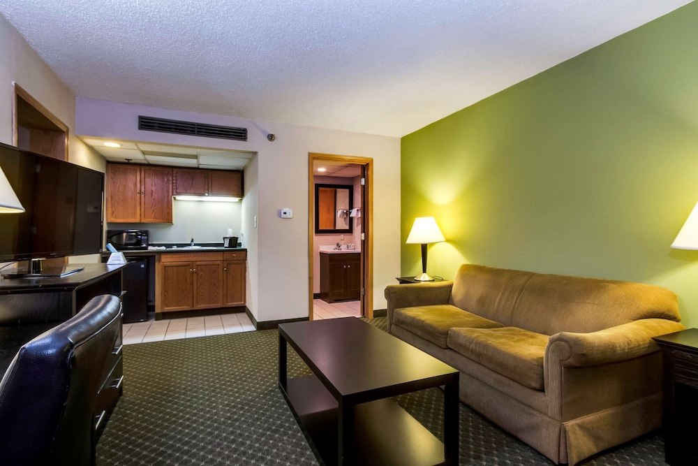 Suite, 2 Double Beds, Refrigerator & Microwave, Ground Floor - Photo 2