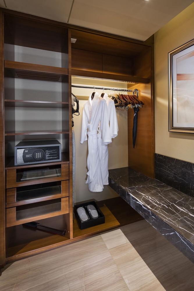 Deluxe Room, 1 King Bed photo 2