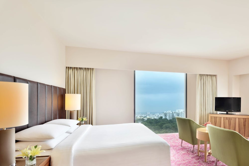 Premium Room, 1 King Bed - Photo 3