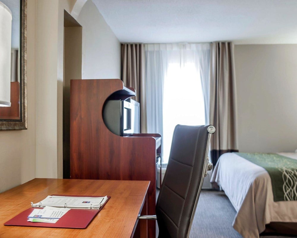 Suite, 1 King Bed, Non Smoking (Accessible Tub) - Photo 1
