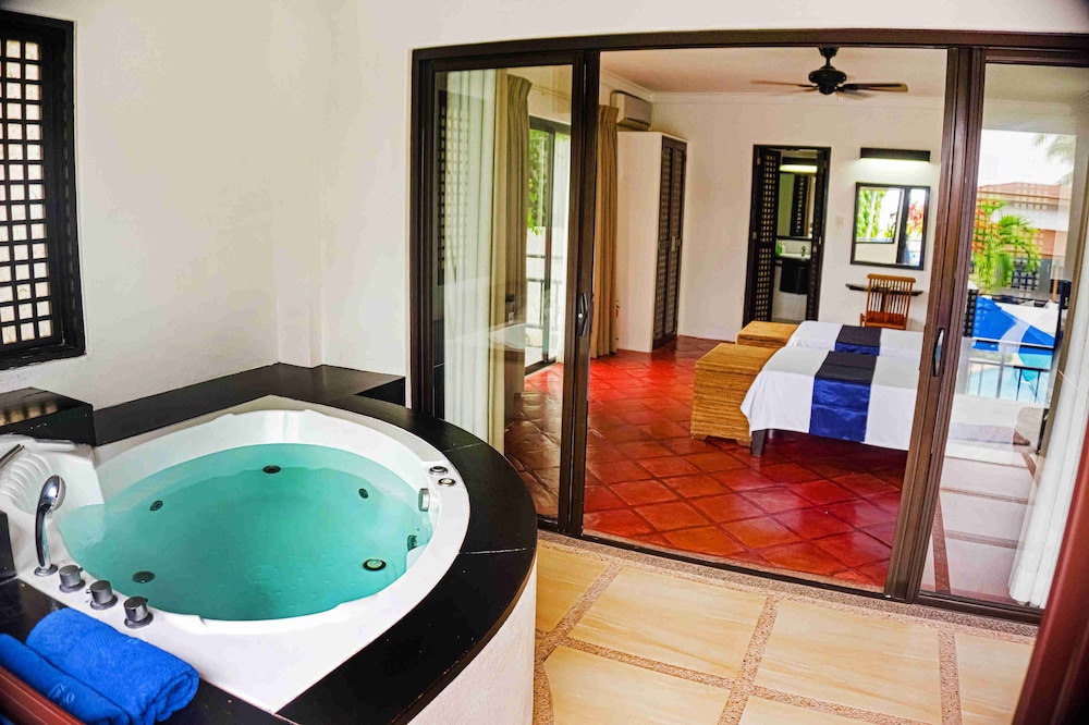 Spa Suite, Poolview photo 2