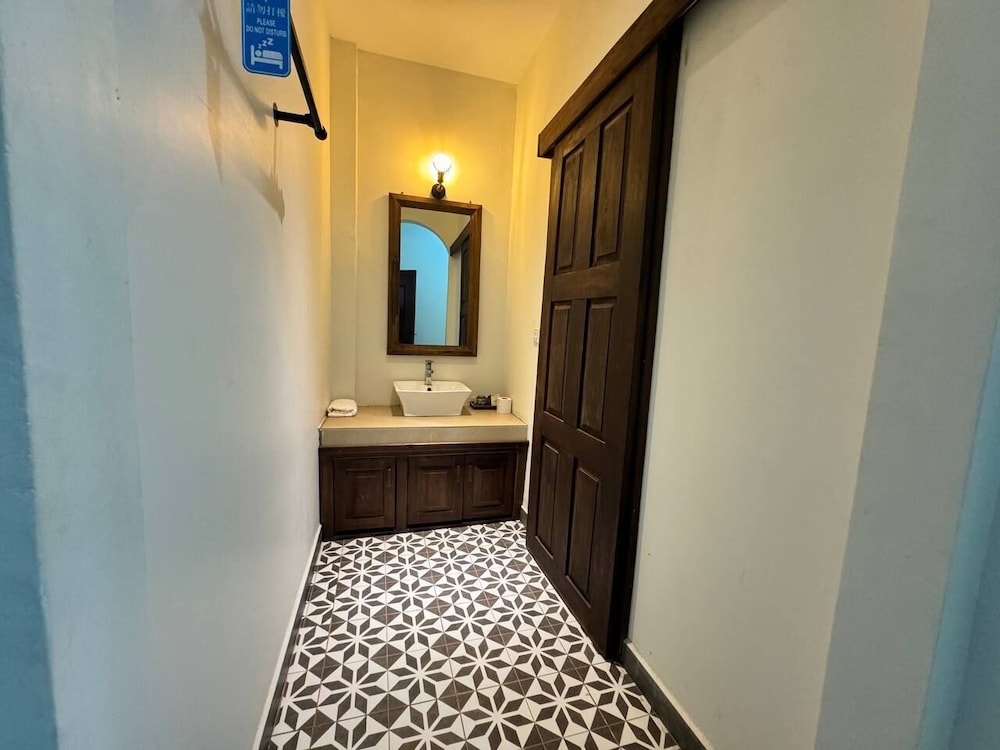 Deluxe Double Room, 1 King Bed, Balcony, City View photo 3