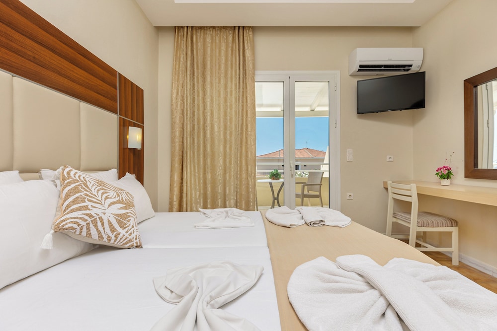 Superior Triple Room, Pool View