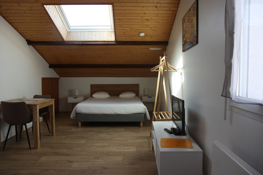 Comfort Studio Suite, 1 King Bed, Non Smoking, Kitchenette