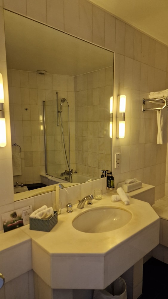 Deluxe Room, 1 Queen Bed - Photo 6