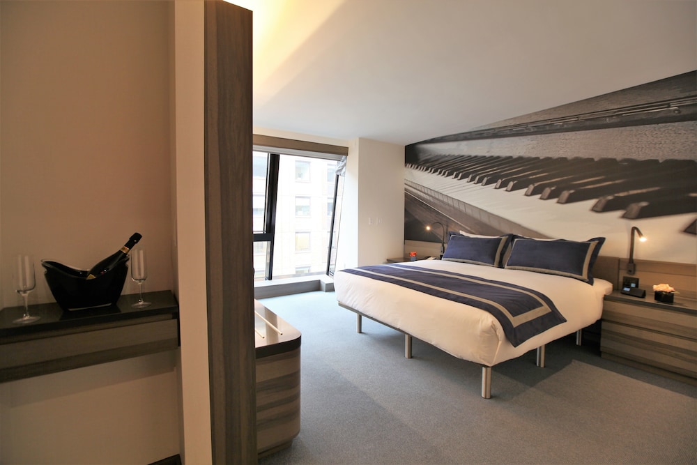 Superior Suite, 1 King Bed thumbnail 5