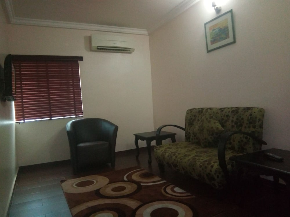 Executive Suite, 1 Queen Bed, Non Smoking, Pool View photo 3