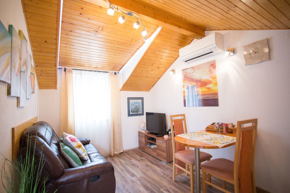 Economy Apartment, 1 Queen Bed, Terrace