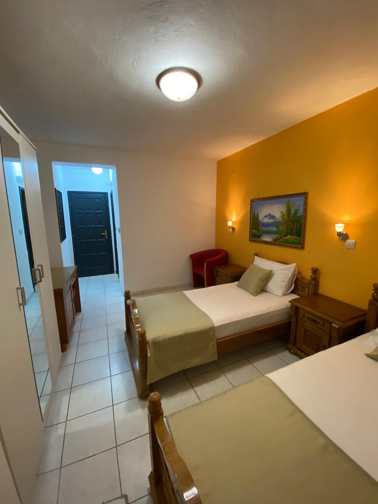 Economy Twin Room photo 2