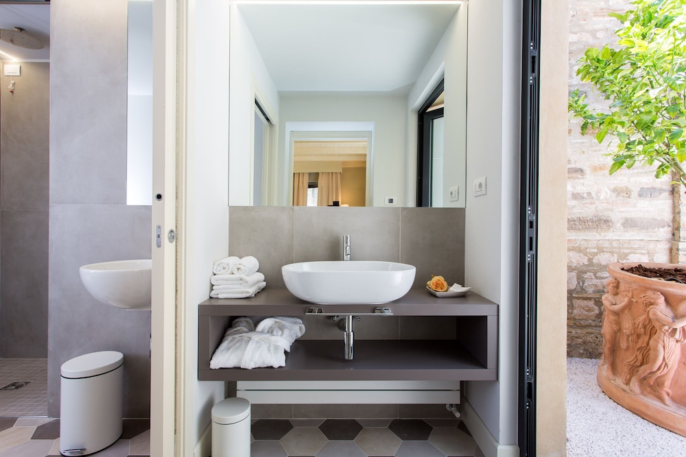 Studio, 1 Bedroom, Private Bathroom, Garden View photo 3