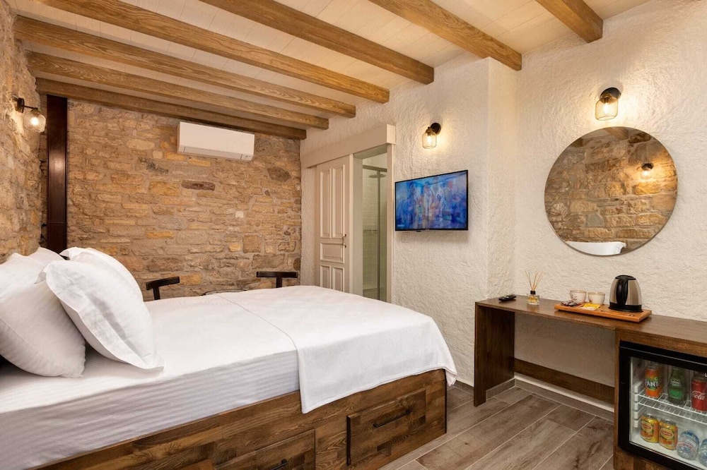 Standard Room, 1 Queen Bed, Courtyard View - Photo 2