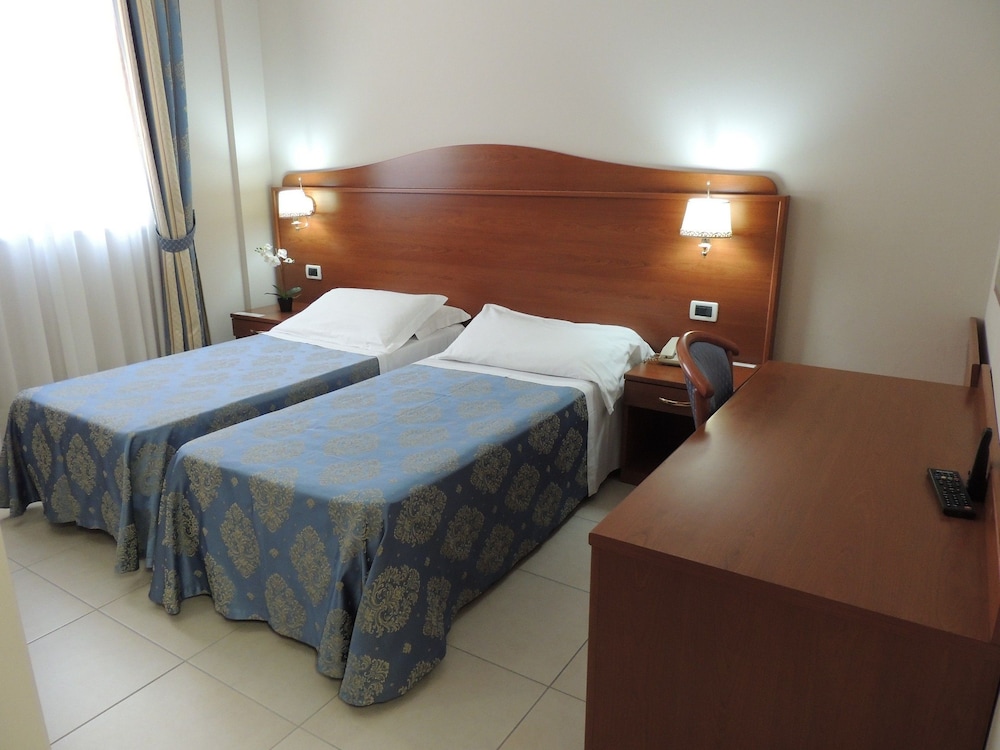 Basic Room, 1 Queen Bed photo 3